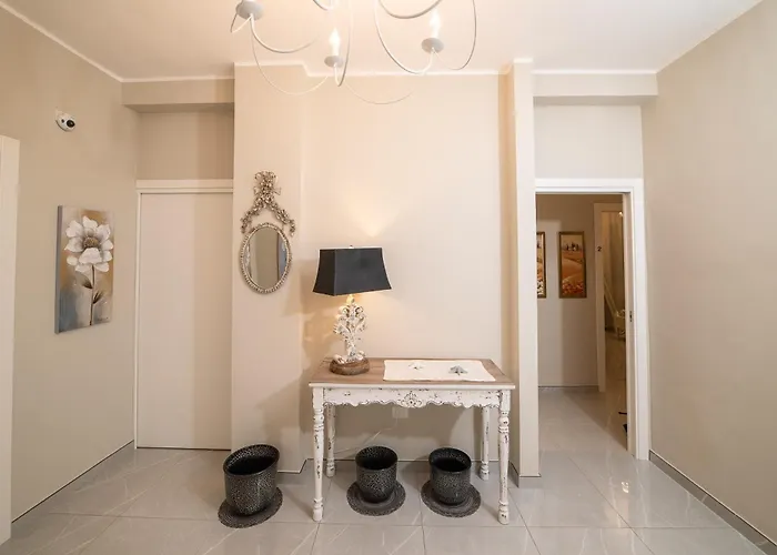 לינה וארוחת בוקר Five ליקאטה