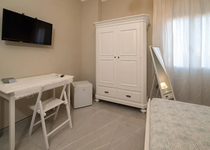 לינה וארוחת בוקר Five ליקאטה