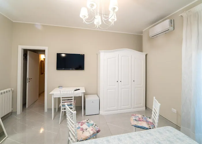 לינה וארוחת בוקר Five ליקאטה