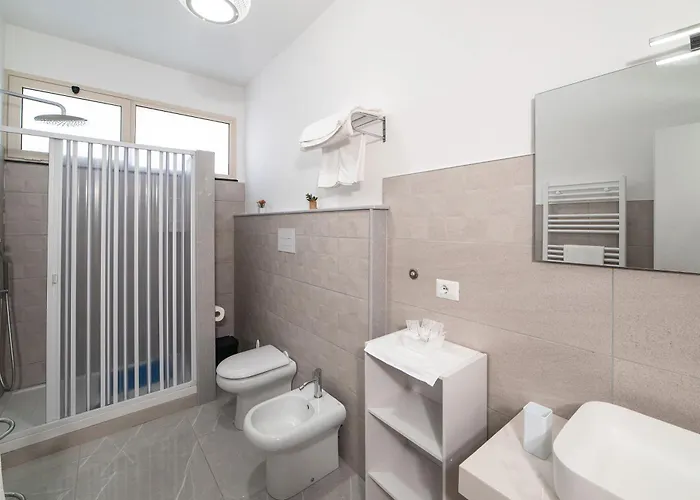 Five לינה וארוחת בוקר ליקאטה