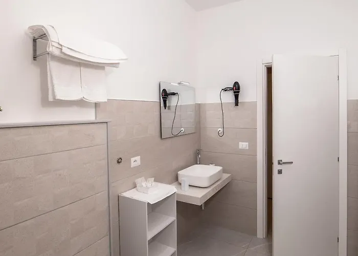 לינה וארוחת בוקר Five ליקאטה