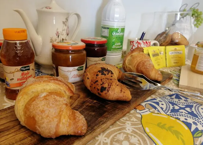 לינה וארוחת בוקר Five ליקאטה